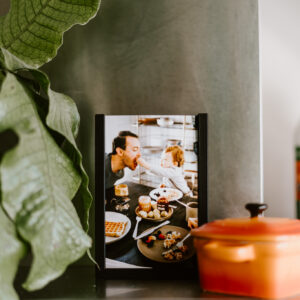 in de keuken staat de Wissel Frame voor Staande Foto's fotolijst waarop een foto van een vader met zoontje te zien is