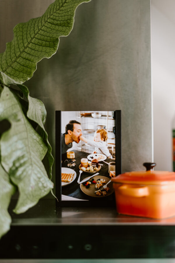 in de keuken staat de Wissel Frame voor Staande Foto's fotolijst waarop een foto van een vader met zoontje te zien is