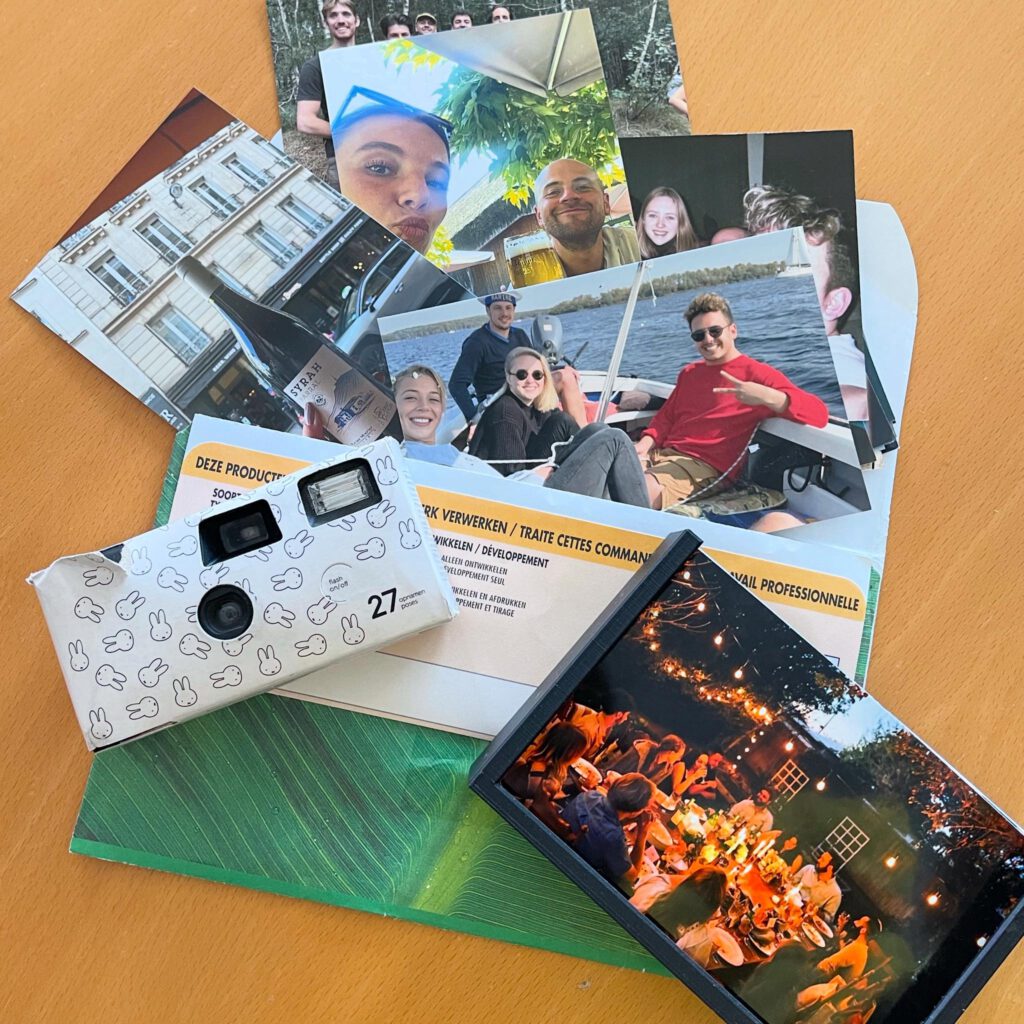Vakantiefoto's afgedrukt met wegwerpcamera, klaar om bewaard te worden in een WisselFrame.