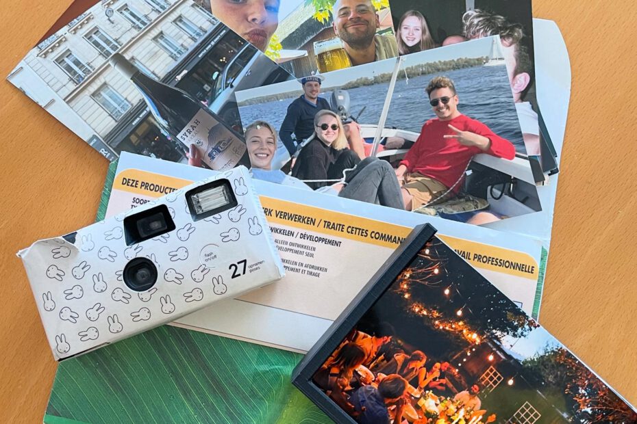 Vakantiefoto's afgedrukt met wegwerpcamera, klaar om bewaard te worden in een WisselFrame.
