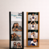twee stuks WisselFrames Fotobooth op een houten blad met daarin een stapel foto's